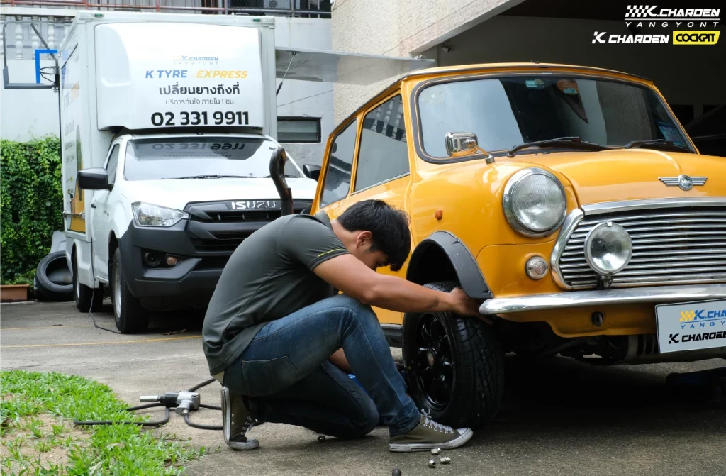 ช่าง K Tyre Express เปลี่ยนยางพร้อมรถเซอร์วิสถึงที่