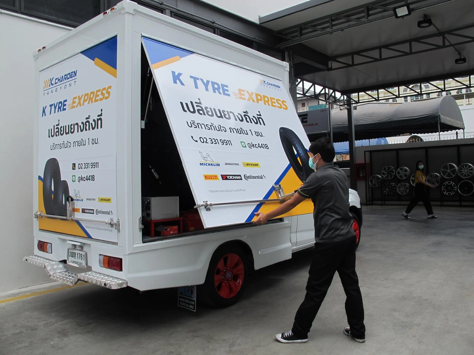 ทีมงานเตรียมรถเซอร์วิส K Tyre Express